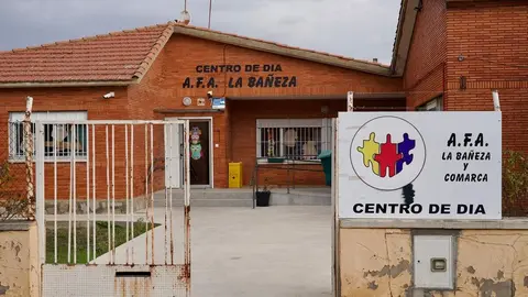 La vicepresidenta de la Junta y consejera de Familia e Igualdad de Oportunidades, Isabel Blanco, visita las obras realizadas para la ampliación del Centro de Día ''AFA La Bañeza''. Foto: Campillo.