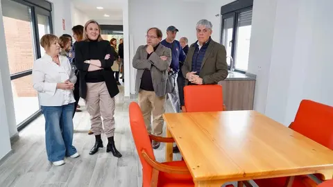 La vicepresidenta de la Junta y consejera de Familia e Igualdad de Oportunidades, Isabel Blanco, visita las obras realizadas para la ampliación del Centro de Día ''AFA La Bañeza''. Foto: Campillo.
