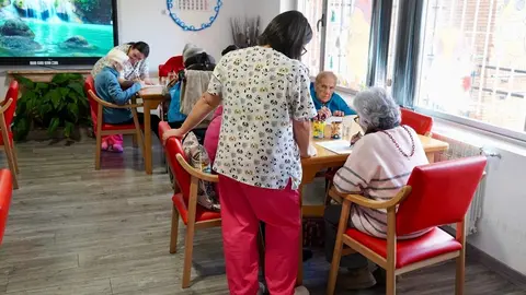 La vicepresidenta de la Junta y consejera de Familia e Igualdad de Oportunidades, Isabel Blanco, visita las obras realizadas para la ampliación del Centro de Día ''AFA La Bañeza''. Foto: Campillo.