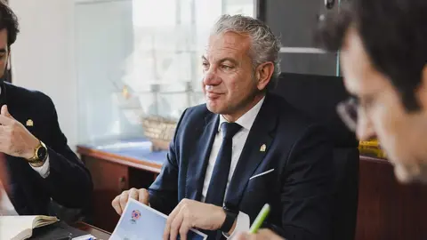 El delegado del Gobierno en Castilla y León, Nicanor Sen, preside en Dueñas (Palencia) la Comisión Coordinadora de la Campaña de Vialidad Invernal 2026-2026 en la Red de Carreteras del Estado. Fotos: Lucía Burón Cabrero