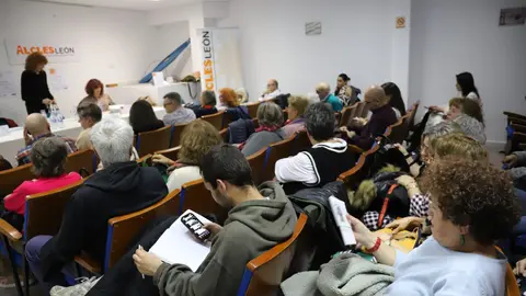 Las letras que salvan: Alcles León une literatura y solidaridad en su calendario 2025. El proyecto 'Meduletras' inspira el nuevo calendario solidario de la Asociación Leonesa Con las Enfermedades de la Sangre, que une a escritores y fotógrafos locales en favor de la donación de médula ósea.