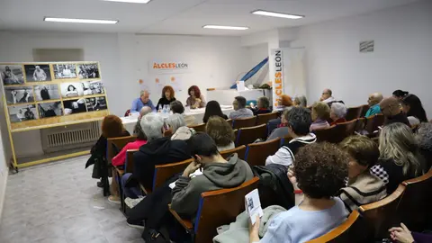 Las letras que salvan: Alcles León une literatura y solidaridad en su calendario 2025. El proyecto 'Meduletras' inspira el nuevo calendario solidario de la Asociación Leonesa Con las Enfermedades de la Sangre, que une a escritores y fotógrafos locales en favor de la donación de médula ósea.