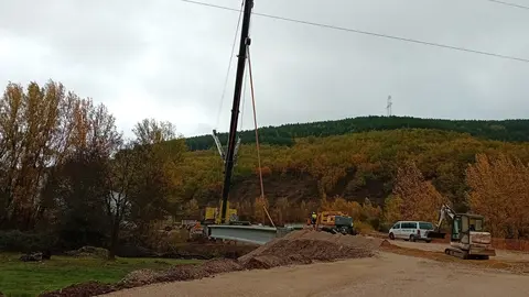 La Robla acelera las obras del polígono El Crispín y fía su futuro industrial al proyecto de hidrógeno verde de Reolum. El Ayuntamiento avanza en la urbanización de la primera fase del polígono mientras Reolum ultima el desarrollo del macroproyecto 'La Robla Green', con una inversión total de 893 millones de euros y financiación del BEI por 445 millones. En la imagen, obras de acceso al polígono.