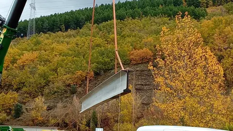 La Robla acelera las obras del polígono El Crispín y fía su futuro industrial al proyecto de hidrógeno verde de Reolum. El Ayuntamiento avanza en la urbanización de la primera fase del polígono mientras Reolum ultima el desarrollo del macroproyecto 'La Robla Green', con una inversión total de 893 millones de euros y financiación del BEI por 445 millones. En la imagen, obras de acceso al polígono.