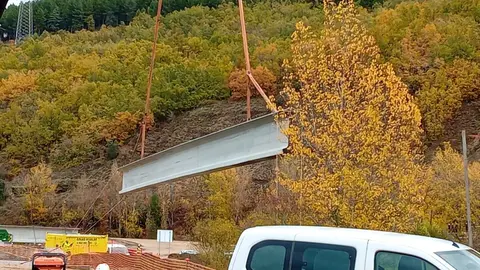 La Robla acelera las obras del polígono El Crispín y fía su futuro industrial al proyecto de hidrógeno verde de Reolum. El Ayuntamiento avanza en la urbanización de la primera fase del polígono mientras Reolum ultima el desarrollo del macroproyecto 'La Robla Green', con una inversión total de 893 millones de euros y financiación del BEI por 445 millones. En la imagen, obras de acceso al polígono.