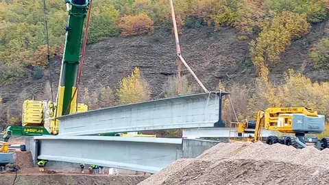 La Robla acelera las obras del polígono El Crispín y fía su futuro industrial al proyecto de hidrógeno verde de Reolum. El Ayuntamiento avanza en la urbanización de la primera fase del polígono mientras Reolum ultima el desarrollo del macroproyecto 'La Robla Green', con una inversión total de 893 millones de euros y financiación del BEI por 445 millones. En la imagen, obras de acceso al polígono.