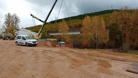 La Robla acelera las obras del polígono El Crispín y fía su futuro industrial al proyecto de hidrógeno verde de Reolum. El Ayuntamiento avanza en la urbanización de la primera fase del polígono mientras Reolum ultima el desarrollo del macroproyecto 'La Robla Green', con una inversión total de 893 millones de euros y financiación del BEI por 445 millones. En la imagen, obras de acceso al polígono.