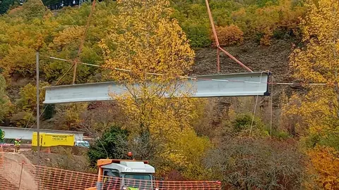 La Robla acelera las obras del polígono El Crispín y fía su futuro industrial al proyecto de hidrógeno verde de Reolum. El Ayuntamiento avanza en la urbanización de la primera fase del polígono mientras Reolum ultima el desarrollo del macroproyecto 'La Robla Green', con una inversión total de 893 millones de euros y financiación del BEI por 445 millones. En la imagen, obras de acceso al polígono.