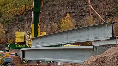La Robla acelera las obras del polígono El Crispín y fía su futuro industrial al proyecto de hidrógeno verde de Reolum. El Ayuntamiento avanza en la urbanización de la primera fase del polígono mientras Reolum ultima el desarrollo del macroproyecto 'La Robla Green', con una inversión total de 893 millones de euros y financiación del BEI por 445 millones. En la imagen, obras de acceso al polígono.