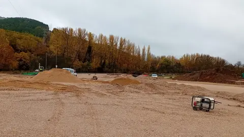 La Robla acelera las obras del polígono El Crispín y fía su futuro industrial al proyecto de hidrógeno verde de Reolum. El Ayuntamiento avanza en la urbanización de la primera fase del polígono mientras Reolum ultima el desarrollo del macroproyecto 'La Robla Green', con una inversión total de 893 millones de euros y financiación del BEI por 445 millones. En la imagen, obras de acceso al polígono.