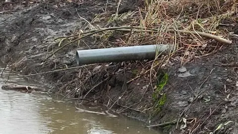 Vertido de aguas sucias realizado este miércoles a la presa de Armunia. En pleno 2025 las viviendas de esta zona de León siguen sin contar con alcantarillado.