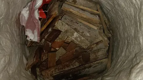 Basura abandonada por vecinos de la zona a la puerta de otro convenido para no tener que reciclar.