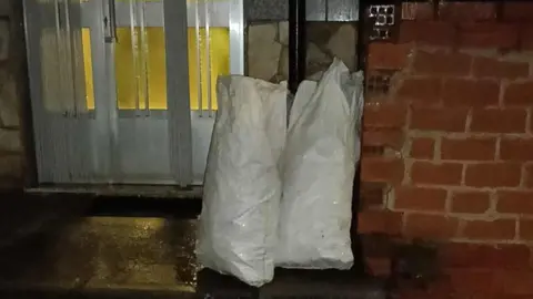 Basura abandonada por vecinos de la zona a la puerta de otro convenido para no tener que reciclar.