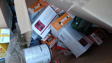 Medicamentos tirados en uno de los contenedores de Armunia.