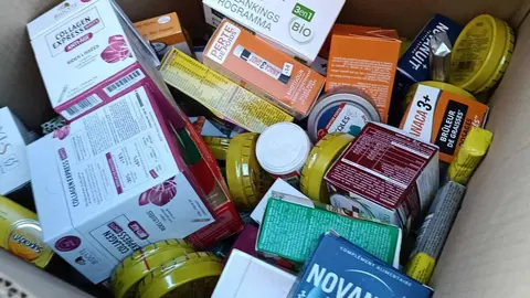 Medicamentos tirados en uno de los contenedores de Armunia.