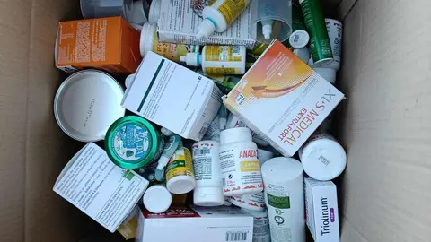 Medicamentos tirados en uno de los contenedores de Armunia.