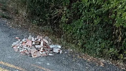 Desechos de obra en medio de una calle de Armunia.