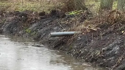 Vertido de aguas sucias realizado este miércoles a la presa de Armunia. En pleno 2025 las viviendas de esta zona de León siguen sin contar con alcantarillado.