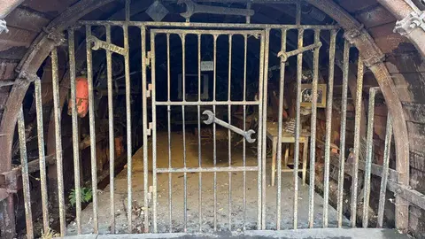Durante la ruta se puede encontrar un pequeño altar dedicado a Santa Bárbara, patrona de los mineros. Foto: Silvia García