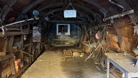 Durante la ruta se puede encontrar un pequeño altar dedicado a Santa Bárbara, patrona de los mineros. Foto: Silvia García