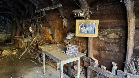 Durante la ruta se puede encontrar un pequeño altar dedicado a Santa Bárbara, patrona de los mineros. Foto: Silvia García