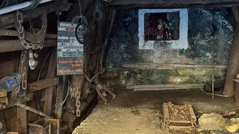 Durante la ruta se puede encontrar un pequeño altar dedicado a Santa Bárbara, patrona de los mineros. Foto: Silvia García