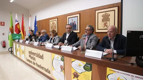 (I a D): El concejal de Medio Ambiente y Desarrollo Rural del Ayuntamiento de Carracedelo (León), Daniel Franco; la coordinadora de la Junta de Castilla y León en El Bierzo, Rosana Velasco; el presidente del Consejo Comarcal del Bierzo, Olegario Ramón; la vicerrectora del Campus del Bierzo de la ULE, Pilar Marqués; el alcalde de Corullón, Luis Alberto Arias, el Concejal de Medioambiente, Transporte y Movilidad del Ayuntamiento de Ponferrada, Carlos Fernández; y el gerente de la Mesa del Castaño, Pablo Linares, durante la inauguración de Biocastanea 2025. Foto: César Sánchez