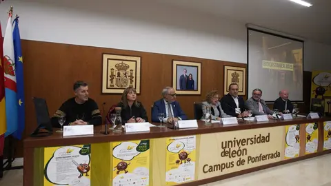 (I a D): El concejal de Medio Ambiente y Desarrollo Rural del Ayuntamiento de Carracedelo (León), Daniel Franco; la coordinadora de la Junta de Castilla y León en El Bierzo, Rosana Velasco; el presidente del Consejo Comarcal del Bierzo, Olegario Ramón; la vicerrectora del Campus del Bierzo de la ULE, Pilar Marqués; el alcalde de Corullón, Luis Alberto Arias, el Concejal de Medioambiente, Transporte y Movilidad del Ayuntamiento de Ponferrada, Carlos Fernández; y el gerente de la Mesa del Castaño, Pablo Linares, durante la inauguración de Biocastanea 2025. Foto: César Sánchez