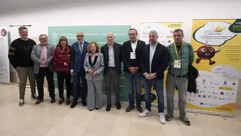 La vicerrectora del Campus del Bierzo de la ULE, Pilar Marqués (C), junto al gerente de la Mesa del Castaño, Pablo Linares (4D), el presidente del Consejo Comarcal del Bierzo, Olegario Ramón (4I), y representantes de la Junta, la Diputación, ayuntamientos de Ponferrada y Carracedelo y ponentes, durante la inauguración de las Jornadas Biocastanea 2025. Foto: César Sánchez
