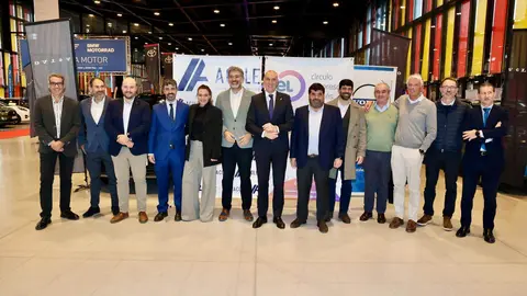 El presidente del Círculo Empresarial Leonés (CEL), Julio César Álvarez, y el de la Asociación de Concesionarios Oficiales de León (Acole), Roberto Rodríguez, inauguran la IX Feria del Vehículo de Ocasión, con la presencia del alcalde, José Antonio Diez. Foto: Campillo