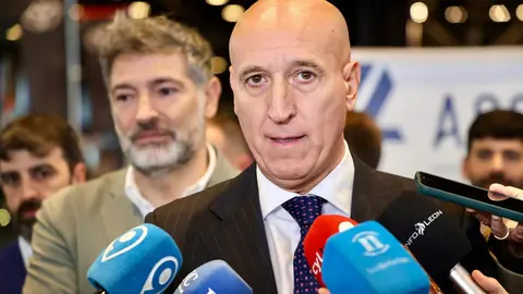 El presidente del Círculo Empresarial Leonés (CEL), Julio César Álvarez, y el de la Asociación de Concesionarios Oficiales de León (Acole), Roberto Rodríguez, inauguran la IX Feria del Vehículo de Ocasión, con la presencia del alcalde, José Antonio Diez. Foto: Campillo