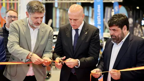 El presidente del Círculo Empresarial Leonés (CEL), Julio César Álvarez, y el de la Asociación de Concesionarios Oficiales de León (Acole), Roberto Rodríguez, inauguran la IX Feria del Vehículo de Ocasión, con la presencia del alcalde, José Antonio Diez. Foto: Campillo