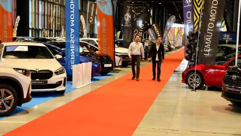 El presidente del Círculo Empresarial Leonés (CEL), Julio César Álvarez, y el de la Asociación de Concesionarios Oficiales de León (Acole), Roberto Rodríguez, inauguran la IX Feria del Vehículo de Ocasión, con la presencia del alcalde, José Antonio Diez. Foto: Campillo