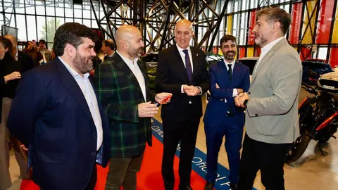 El presidente del Círculo Empresarial Leonés (CEL), Julio César Álvarez, y el de la Asociación de Concesionarios Oficiales de León (Acole), Roberto Rodríguez, inauguran la IX Feria del Vehículo de Ocasión, con la presencia del alcalde, José Antonio Diez. Foto: Campillo