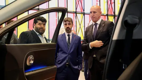El presidente del Círculo Empresarial Leonés (CEL), Julio César Álvarez, y el de la Asociación de Concesionarios Oficiales de León (Acole), Roberto Rodríguez, inauguran la IX Feria del Vehículo de Ocasión, con la presencia del alcalde, José Antonio Diez. Foto: Campillo