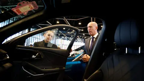 El presidente del Círculo Empresarial Leonés (CEL), Julio César Álvarez, y el de la Asociación de Concesionarios Oficiales de León (Acole), Roberto Rodríguez, inauguran la IX Feria del Vehículo de Ocasión, con la presencia del alcalde, José Antonio Diez. Foto: Campillo