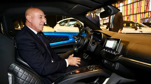 El presidente del Círculo Empresarial Leonés (CEL), Julio César Álvarez, y el de la Asociación de Concesionarios Oficiales de León (Acole), Roberto Rodríguez, inauguran la IX Feria del Vehículo de Ocasión, con la presencia del alcalde, José Antonio Diez. Foto: Campillo