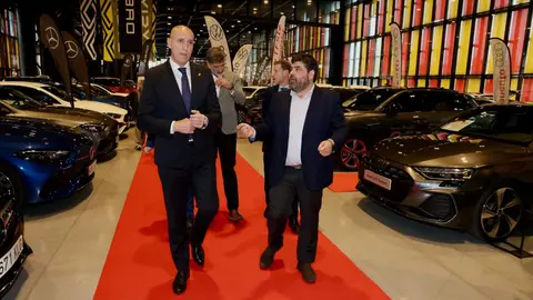 El presidente del Círculo Empresarial Leonés (CEL), Julio César Álvarez, y el de la Asociación de Concesionarios Oficiales de León (Acole), Roberto Rodríguez, inauguran la IX Feria del Vehículo de Ocasión, con la presencia del alcalde, José Antonio Diez. Foto: Campillo