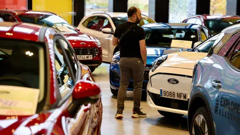 El presidente del Círculo Empresarial Leonés (CEL), Julio César Álvarez, y el de la Asociación de Concesionarios Oficiales de León (Acole), Roberto Rodríguez, inauguran la IX Feria del Vehículo de Ocasión, con la presencia del alcalde, José Antonio Diez. Foto: Campillo