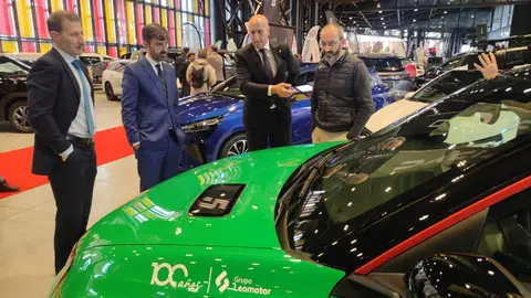 El presidente del Círculo Empresarial Leonés (CEL), Julio César Álvarez, y el de la Asociación de Concesionarios Oficiales de León (Acole), Roberto Rodríguez, inauguran la IX Feria del Vehículo de Ocasión, con la presencia del alcalde, José Antonio Diez. Foto: M.A.G.