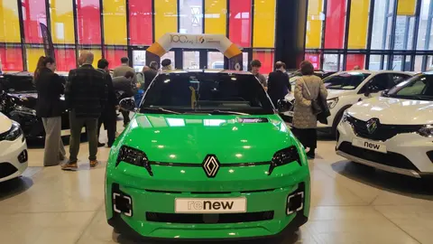 El presidente del Círculo Empresarial Leonés (CEL), Julio César Álvarez, y el de la Asociación de Concesionarios Oficiales de León (Acole), Roberto Rodríguez, inauguran la IX Feria del Vehículo de Ocasión, con la presencia del alcalde, José Antonio Diez. Foto: M.A.G.
