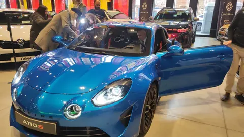 El presidente del Círculo Empresarial Leonés (CEL), Julio César Álvarez, y el de la Asociación de Concesionarios Oficiales de León (Acole), Roberto Rodríguez, inauguran la IX Feria del Vehículo de Ocasión, con la presencia del alcalde, José Antonio Diez. Foto: M.A.G.