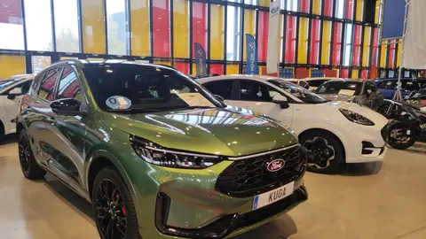 El presidente del Círculo Empresarial Leonés (CEL), Julio César Álvarez, y el de la Asociación de Concesionarios Oficiales de León (Acole), Roberto Rodríguez, inauguran la IX Feria del Vehículo de Ocasión, con la presencia del alcalde, José Antonio Diez. Foto: M.A.G.