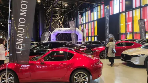 El presidente del Círculo Empresarial Leonés (CEL), Julio César Álvarez, y el de la Asociación de Concesionarios Oficiales de León (Acole), Roberto Rodríguez, inauguran la IX Feria del Vehículo de Ocasión, con la presencia del alcalde, José Antonio Diez. Foto: M.A.G.