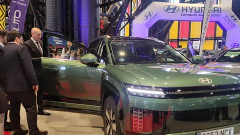 El presidente del Círculo Empresarial Leonés (CEL), Julio César Álvarez, y el de la Asociación de Concesionarios Oficiales de León (Acole), Roberto Rodríguez, inauguran la IX Feria del Vehículo de Ocasión, con la presencia del alcalde, José Antonio Diez. Foto: M.A.G.