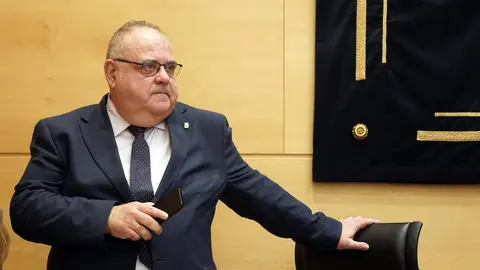 El consejero de Sanidad, Alejandro Vázquez, comparece en las Cortes para informar sobre el proyecto de ley de Presupuestos Generales de la Comunidad para 2026, en lo relativo a su departamento. Foto: Rubén Cacho.