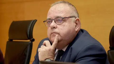 El consejero de Sanidad, Alejandro Vázquez, comparece en las Cortes para informar sobre el proyecto de ley de Presupuestos Generales de la Comunidad para 2026, en lo relativo a su departamento. Foto: Rubén Cacho.