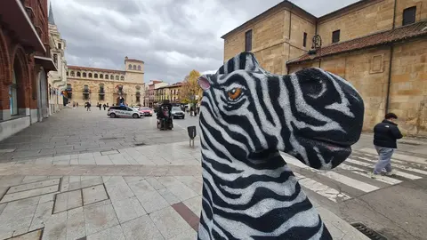 En pleno centro de León, una figura gigante de un caballo que, de manera original, se quería convertir en una 