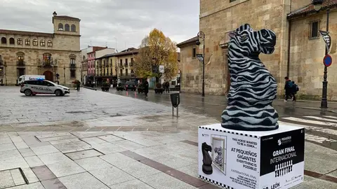 En pleno centro de León, una figura gigante de un caballo que, de manera original, se quería convertir en una 