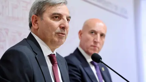 El consejero de Movilidad y Transformación Digital, José Luis Sanz Merino, firma junto al alcalde de León, José Antonio Diez, un convenio para la extensión de fibra para comunicaciones cuánticas en la ciudad. Foto: Campillo